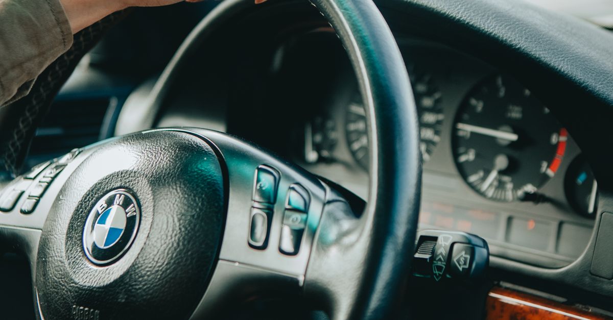 Mastering High-Speed Maneuvers in Advanced Driving Lessons
